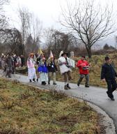 Pustni sprevod se bliža vasi Bajti 