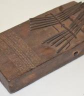 Kalimbe je del zbirke Stanka Groma, ki jo je prinesel iz Tanzanije. Hrani SEM.