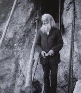 Puščavnik Janez Mlinar pred svojim jamskim bivališčem, Peče pri Moravčah, 1932 Foto: Peter Naglič