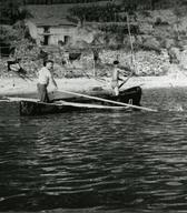 Zdravko Valentin Caharija in njegov oče Avguštin Caharija veslata na čupi Mariji pred nabrežinskim zalivom z ledinskim imenom Pei čupah.