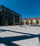 Pogled na Slovenski etnografski muzej izpred Narodnega muzeja na Metelkovi