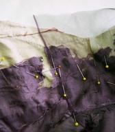Utrjevanje strgane svile s pobarvanim svilenim krepelinom (foto: Jožica Mandelj Novak)