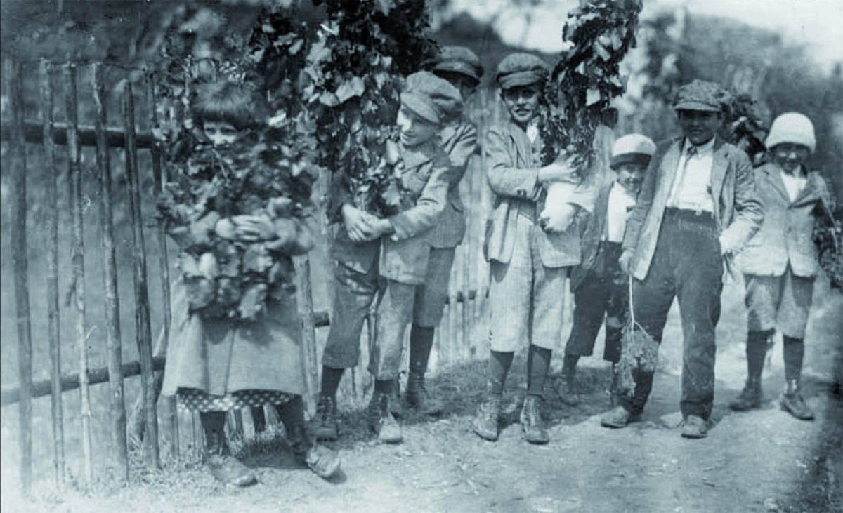 Otroci s cvetnonedeljskimi butarami, Šmihel pri Novem mestu, 1925 (foto: Stanko Vurnik, dokumentacija SEM).