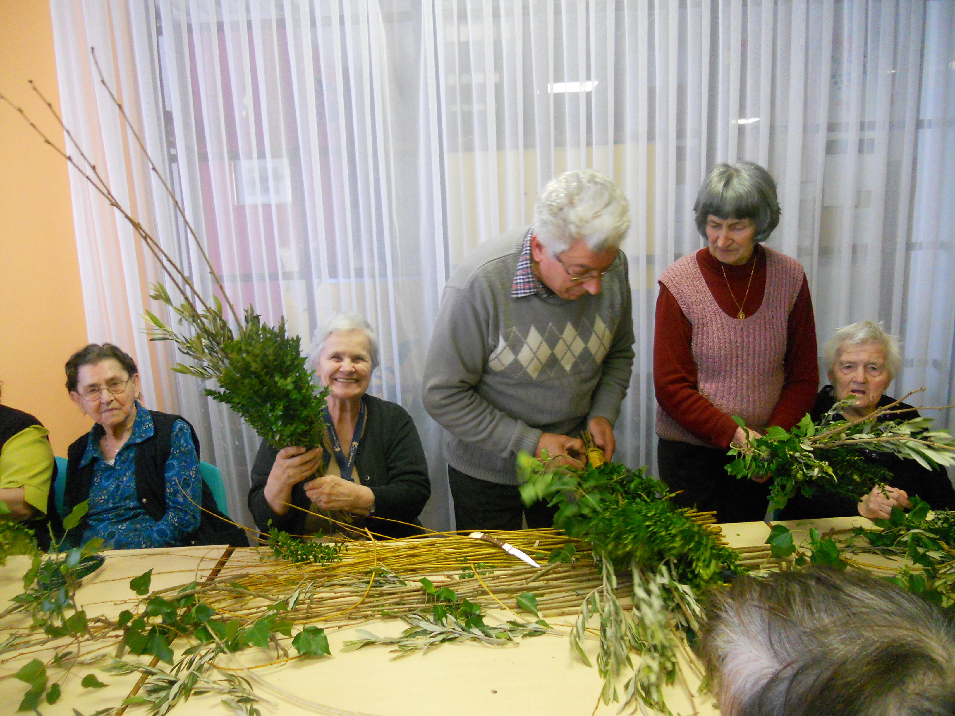 Izdelovanje cvetnonedeljskih butar, Podbrdo, foto Karmen Beguš, 2013