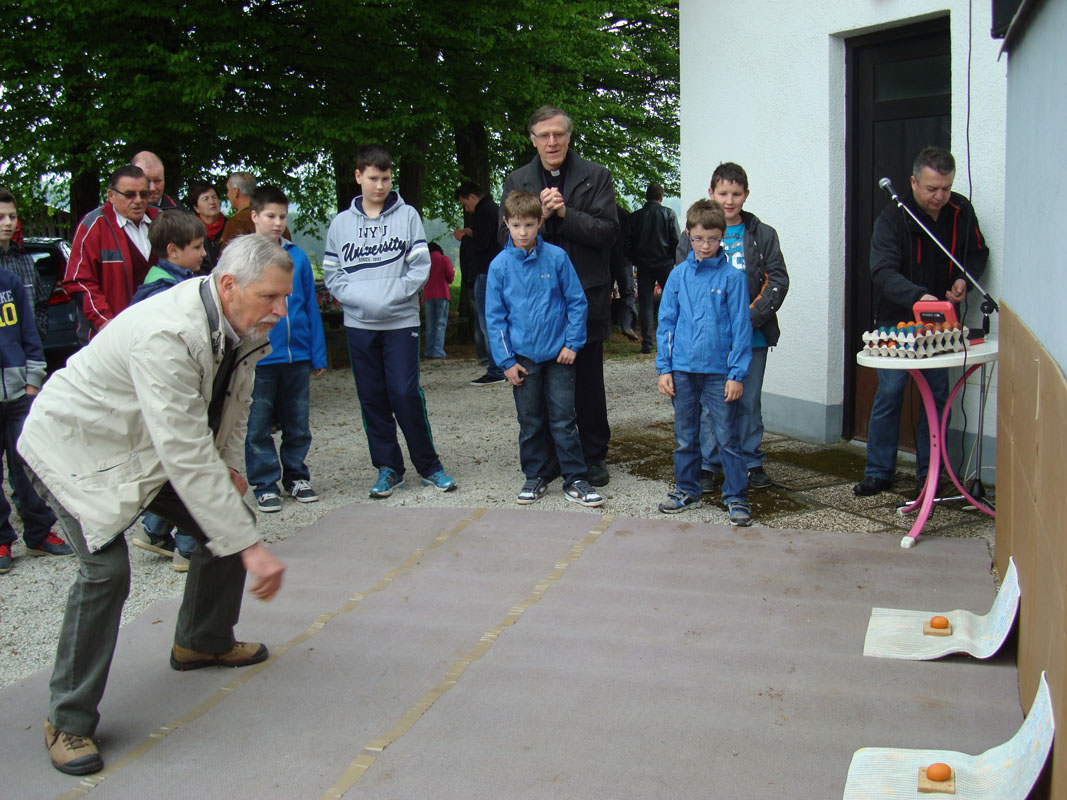 Sekanje pirhov, Vina Gorica, foto Nena Židov, 2014