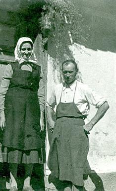 Janez Žugman, kmet posestnik in tvorec slikarskih šablon, z ženo Marijo pred hišo na Ledineku št. 47 okoli leta 1960 (fotografijo hrani družina Ornik, Ledinek)