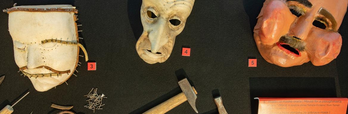 Faze izdelovanja larfe na razstavi v SEM. Foto: Blaž Verbič