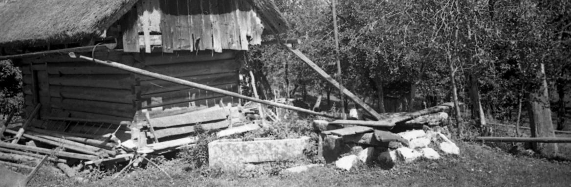 Kašča in vodnjak pred njo, Rožnik 1948, foto: Joško Šmuc