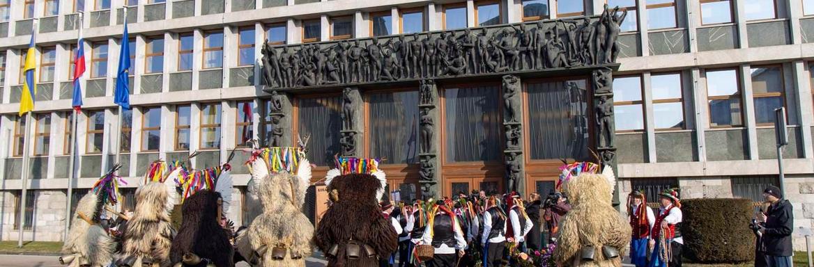 Kurenti iz Spuhlje so obiskali Državni zbor RS.