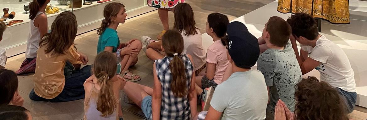 Foto: Pripovedovanje pravljic na razstavi Azija sredi Ljubljane: Življenje Skuškove zbirke