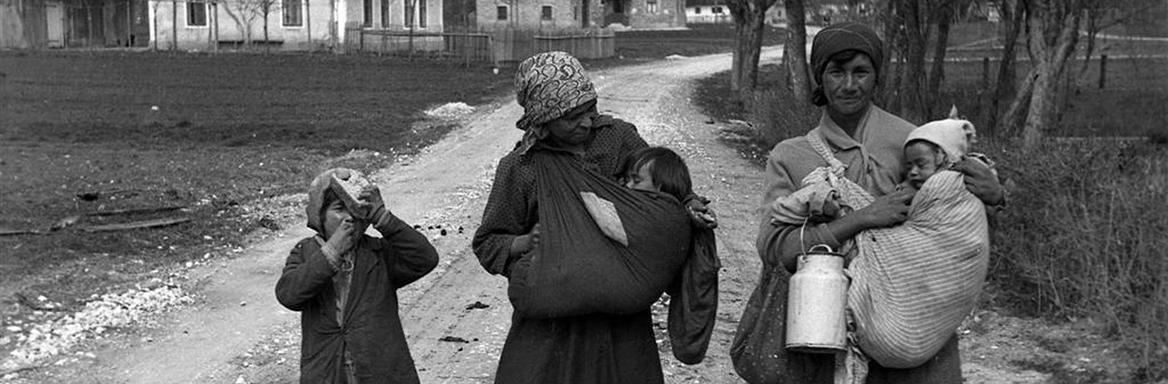 Foto: Peter Naglič, Rominji z otroki na cesti v Šmarci leta 1933, hrani Dokumentacija SEM