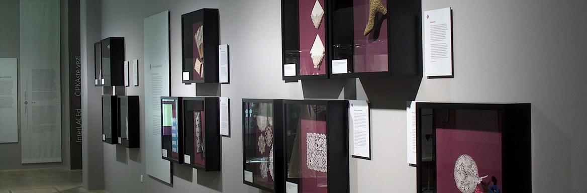 Predstavitev čipk drugih muzejev na razstavi ČIPKAste vezi / foto: J. Žagar.