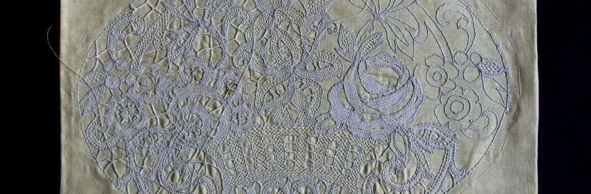 Nedokončana šivana čipka na tekstilni podlagi – spomin na babico Emo / zasebna last / foto: J. Žagar.