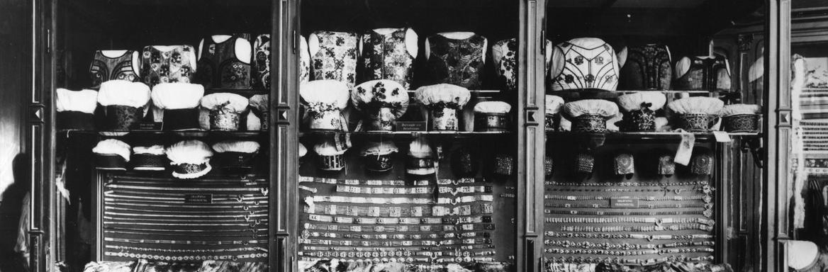 Iz zbirke etnografskih predmetov, razstavljenih v Narodnem muzejumed leti 1910 in 1920.