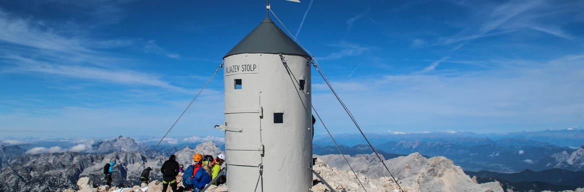 Planinstvo Triglav z Aljaževim stolpom, 2022, foto: Tomaž Šolar