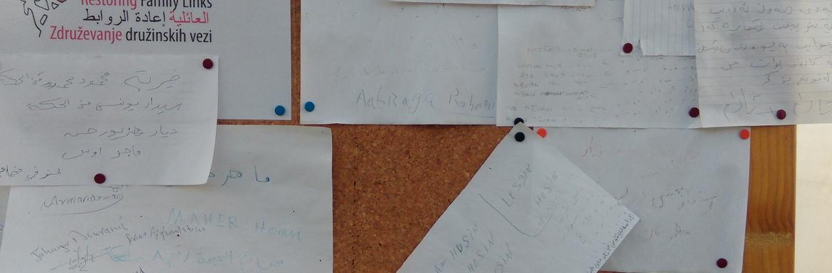 Tabla Rdečega križa z informaciami za ljudi, ki so izgubili sorodnike