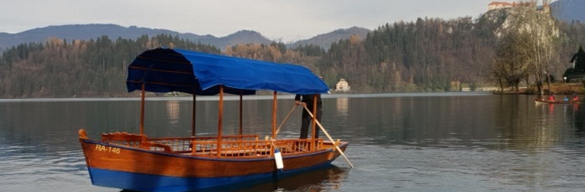 Pletna, z imenom Vrba, ko je še plula na Blejskem jezeru.