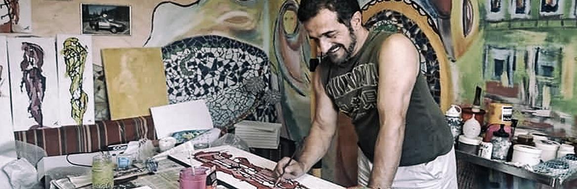 Arkan Al Nawas slika v svojem slikarskem ateljeju, 2009.