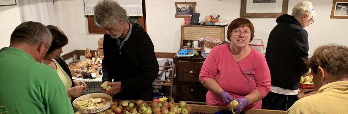 Sušenje sadja v vaški sušilnici v Gradežu. Foto: M. Starič, 2019