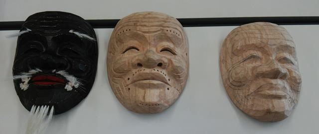 maske, imenovane »omote«, ki so tradicionalno izrezljane iz lesa japonske ciprese in poslikane z naravnimi pigmenti