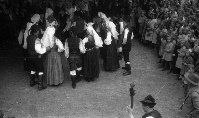 Fantje vstopajo v krog plesalk. Foto: Joško Šmuc, Šentvid pri Stični, 15. 8. 1950, hrani Dokumentacija SEM