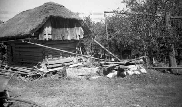 Kašča in vodnjak pred njo, Rožnik 1948, foto: Joško Šmuc