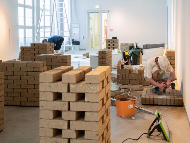 Postavljanje razstave (foto: Slovenski kulturni center Berlin / Slowenisches Kulturzentrum Berlin).  