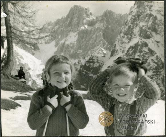 Foto: Joža Kozak; na fotografiji: Kozakova vnuka, Vršič 1968