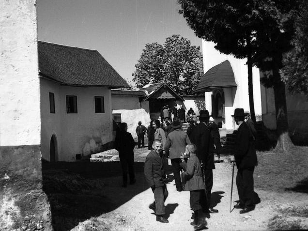 Romarji pred cerkvijo na Šmarni gori