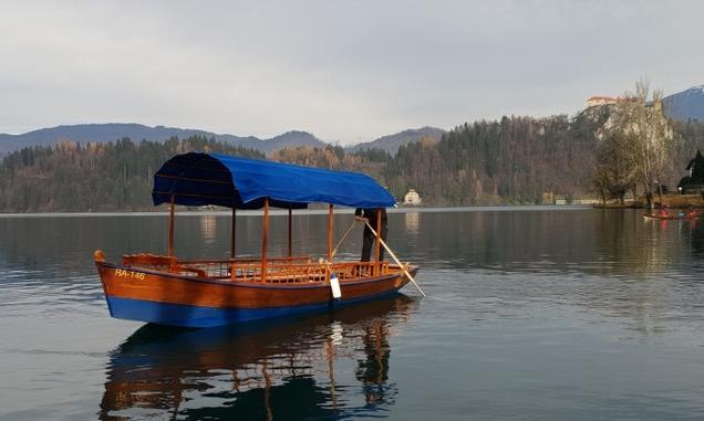 Pletna, z imenom Vrba, ko je še plula na Blejskem jezeru.