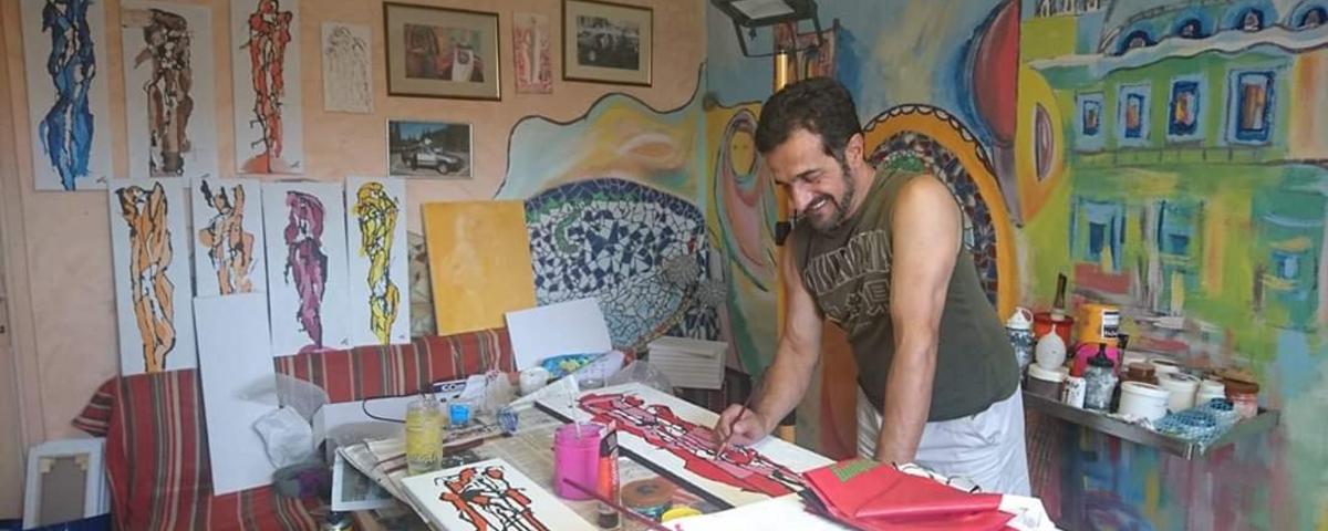 Arkan Al Nawas slika v svojem slikarskem ateljeju, 2009.