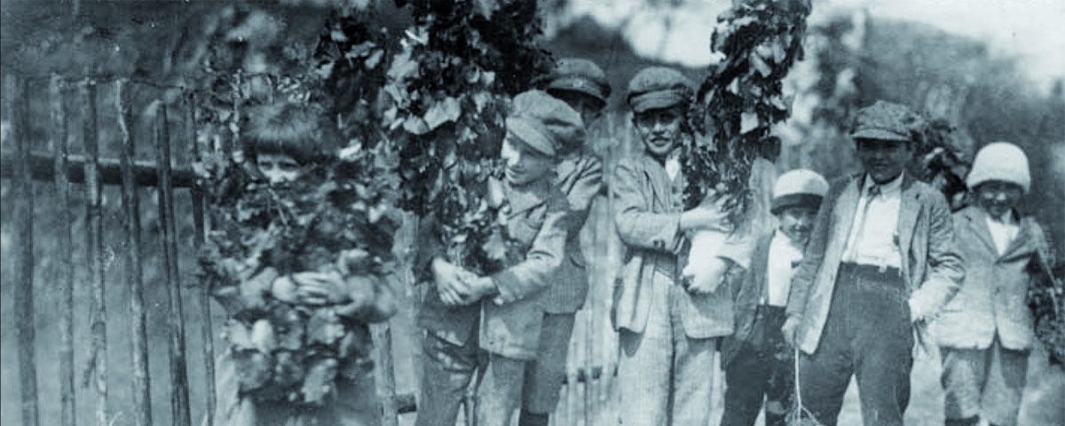 Otroci s cvetnonedeljskimi butarami, Šmihel pri Novem mestu, 1925 (foto: Stanko Vurnik, dokumentacija SEM).