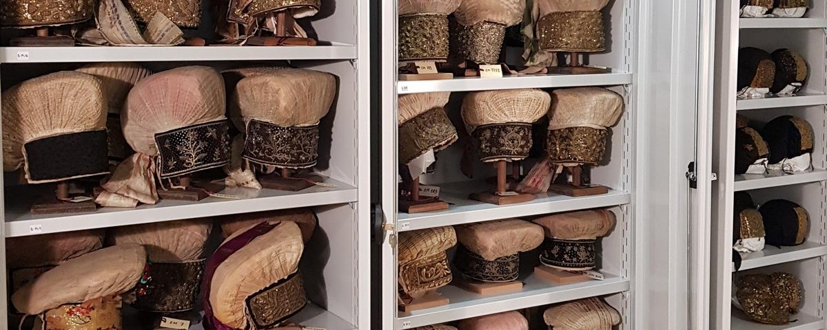 Muzejska hramba pokrival, vpogled v depojske omare / foto: J. Žagar.