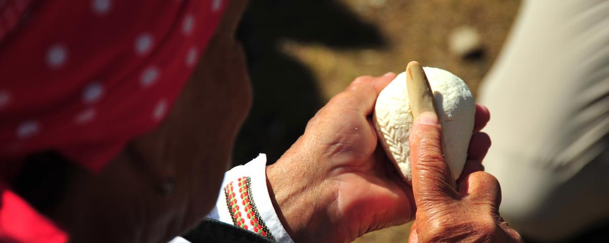 Izdelovanje trničev na Veliki planini. Foto: A. Jerin, 2013 