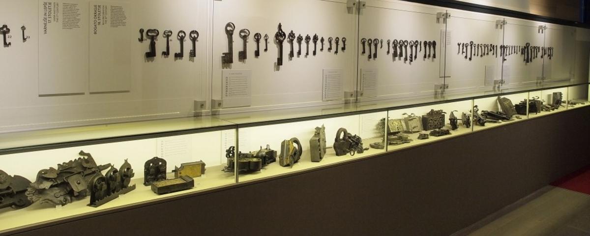 Pogled na razstavno postavitev ključev in ključavnic na razstavi Vrata