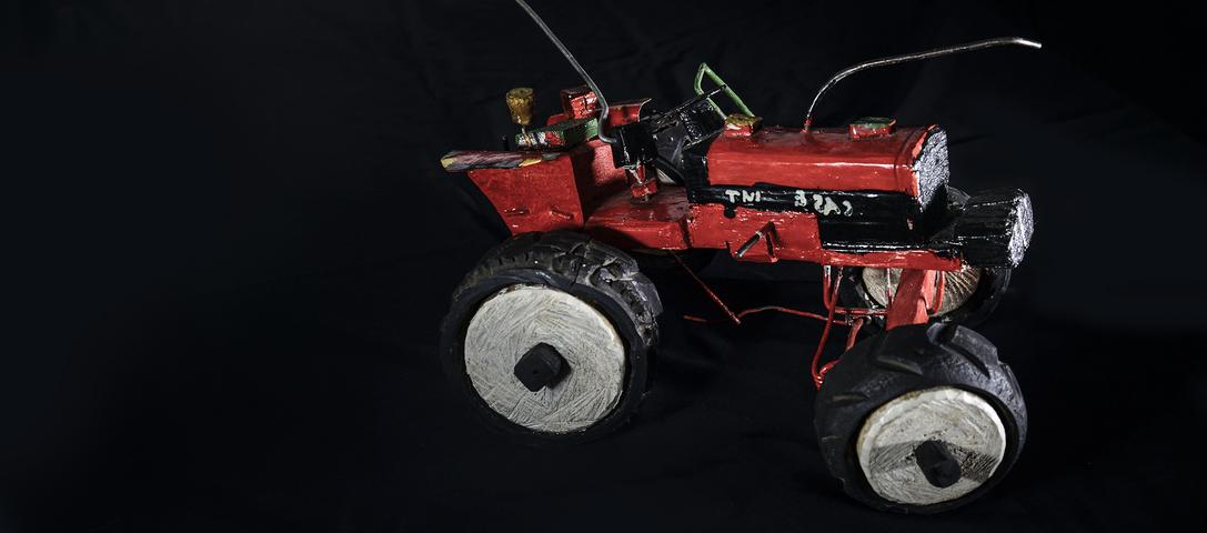 Eden od izbranih predmetov Maxa Zimanija - traktor igrača (foto: Aleš Verbič).