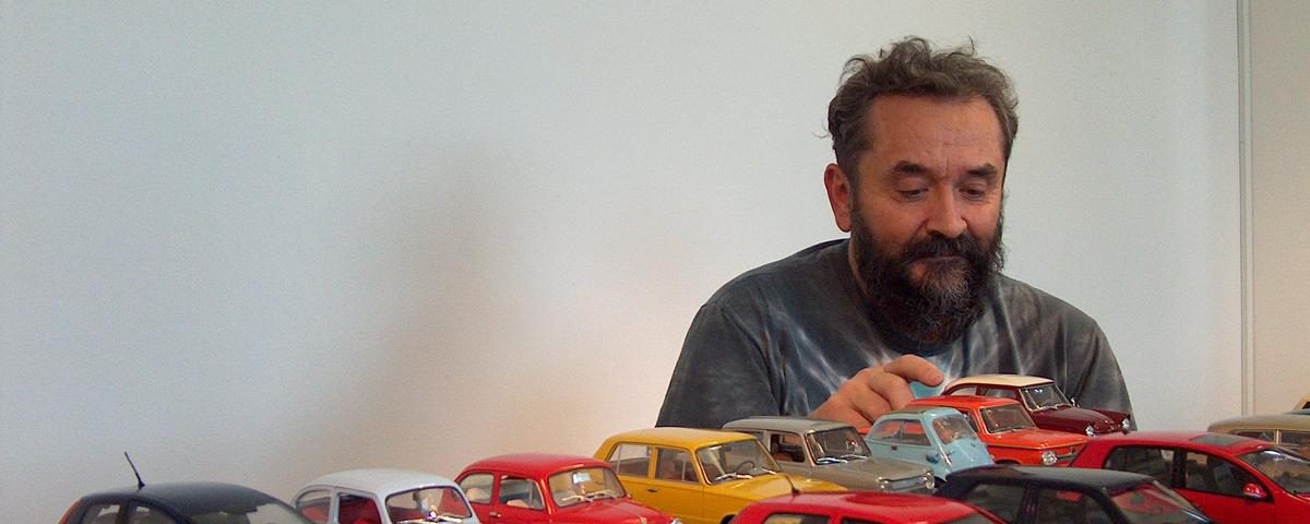 Zoran Grgič ob svoji zbirki avtomobilčkov