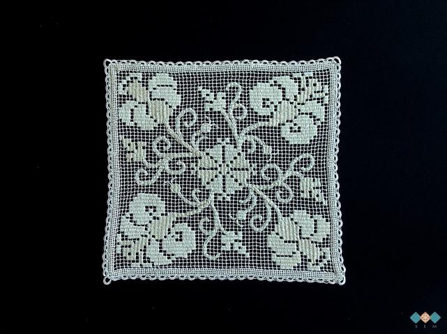 Mrežena čipka (priredba vzorca iz 17. stoletja) / bombažna tkanina, sukanci in prejica / 2016 / 18 x 17 cm / izdelala Irena Kovač / foto: J. Žagar.