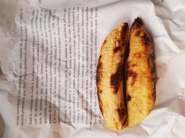 Baked plantain wrapped in a seminar paper on gender equality (Lomé). Photo: Ana Reberc.