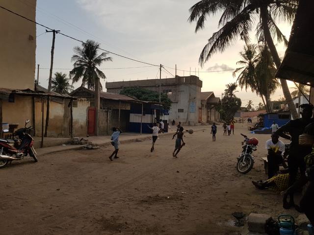 Spending time together in the streets in the evening (Lomé). Photo: Ana Reberc.