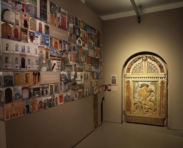 Pogled na razstavno postavitev razstave Vrata