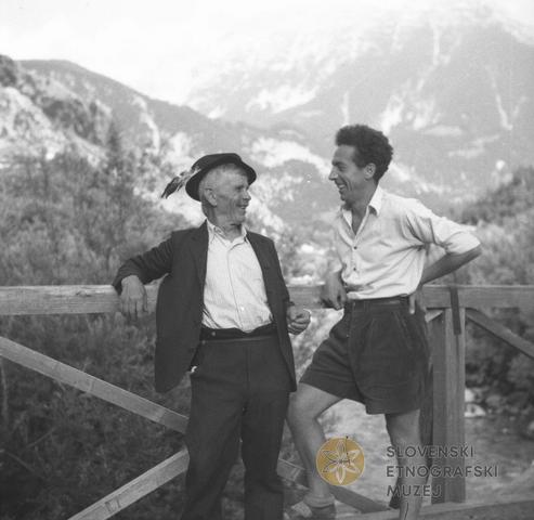 Pred dobrega pol stoletja je etnolog in etnograf Milko Matičetov (desno) na terenu zbiral bogato blago ljudskega pripovedništva, med drugim tudi šaljive zgodbe. Ob njem ljudski pripovednik Marinčič iz Soče, leta 1952. (Foto: Fototeka Slovenskega etnografskega muzeja) 