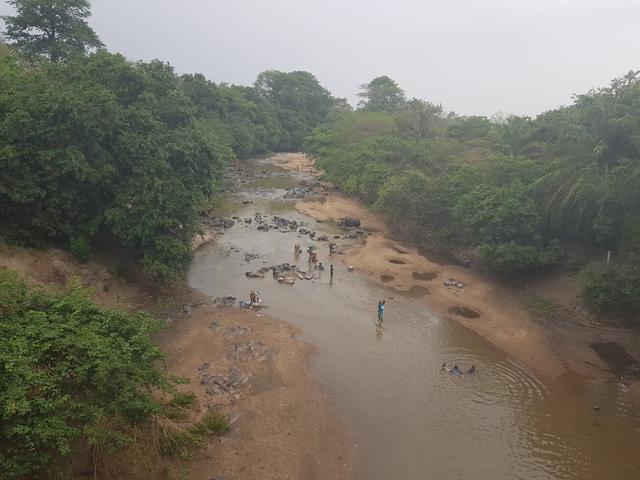 Work and fun in the river (Atakpamé). Photo: Ana Reberc.