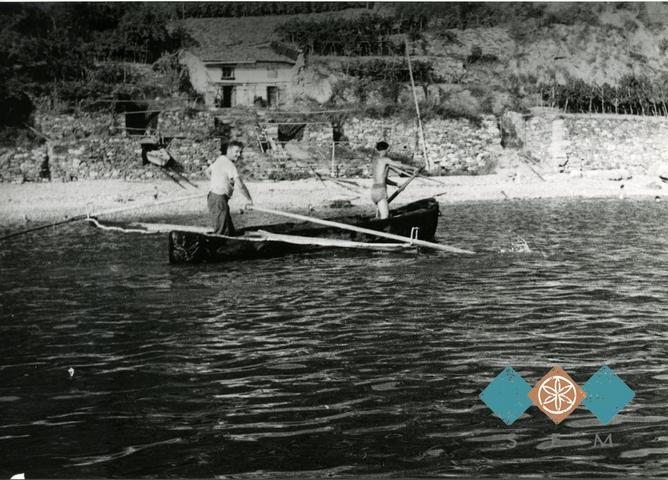 Zdravko Caharija z očetom še zadnjič na morju s čupo Marijo pred nabrežinskim pristanom Pri čupah leta 1947. Družinska zbirka Caharija.