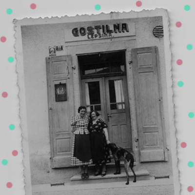 Lastnica gostilne Marija Lepšina (s psom) pred gostilno, po letu 1932, hrani Dokumentacija SEM.