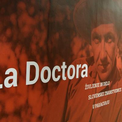Utrinek z razstave La Doctora: Življenje in delo slovenske znanstvenice v Paragvaju