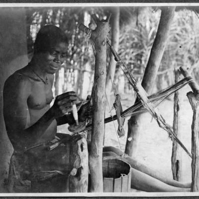 Tkanje na statve, Togo. Fotografija na steklo. Avtor Leo Poljanec, 1911-1914. Dokumentacija SEM