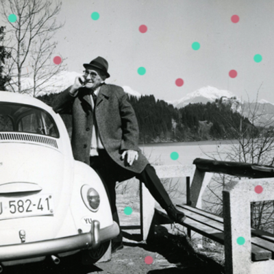 Foto: Joža Kozak se naslanja na avto, v ozadju je Blejsko jezero, 1971, hrani Dokumentacija SEM.