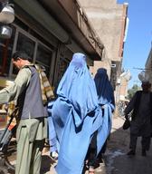 Ženske v burkah na ulici Herata, 2011, foto: Ralf Čeplak Mencin.