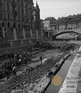 Vodna os Plečnikove Ljubljane na fotografijah Petra Nagliča